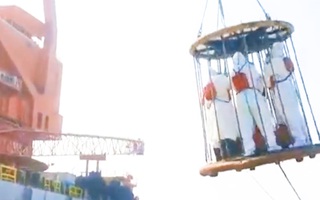 Video: Đưa nhân viên y tế lên tàu bằng cần trục tháp để kiểm tra Covid-19