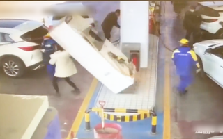 Video: Tài xế bất cẩn kéo đổ trụ bơm xăng vào 2 người đang đứng gần