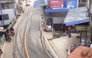 Video: Lật xe tải chở gạch đè chết 2 người