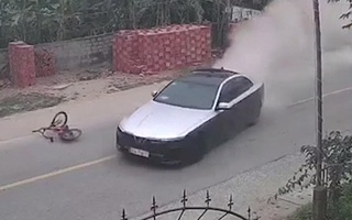Video: Ô tô bỏ chạy sau tai nạn rồi đâm vào tiệm hớt tóc ven đường tại Nghệ An