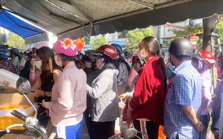 Video: Người dân Vũng Tàu xếp hàng dài mua heo quay ngày vía Thần Tài