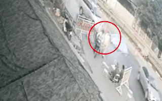 Video: Bị dừng kiểm tra, người đàn ông bất ngờ nhảy lên xe bỏ chạy kéo ngã CSGT