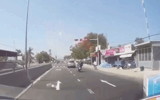 Video: Xe máy phóng nhanh, đâm sầm vào đuôi ôtô đang dừng đèn đỏ