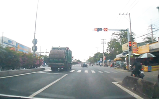 Video: Thót tim khoảnh khắc xe rác vượt đèn đỏ, suýt tông nhiều xe máy