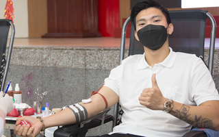Video: Cầu thủ Đoàn Văn Hậu kín khẩu trang đi hiến máu trong mùa COVID-19