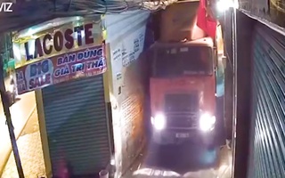 Video: Truy tìm chiếc xe container 'chui' vào hẻm ở Thủ Đức
