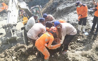 Video: Tìm kiếm nạn nhân vụ sập mỏ vàng chết nhiều người ở Indonesia