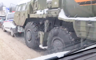 Video: Xe chở tên lửa S-400 gặp tai nạn liên hoàn trên cao tốc ở Nga