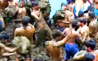 Video: Lễ hội ném phân bò của người dân làng Gummatapura ở Ấn Độ