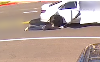 Video: Kinh hoàng cướp đi ôtô giật túi xách, kéo lê cô gái trên đường