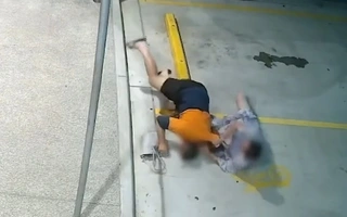 Video: Người phụ nữ vật lộn với tên cướp để lấy lại túi xách
