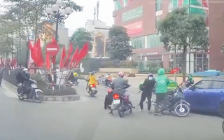 Video: Người đàn ông cầm dao dọa tài xế xe ôm công nghệ giữa đường