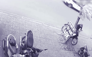 Video: Thấy trộm bẻ khóa, cô gái từ trong quán lao ra chặn đầu xe