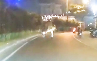 Video: CSGT 'giơ chân', lập tức nam thanh niên ngã nhào