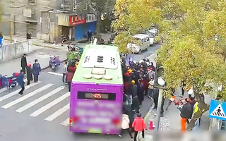Video: Hàng chục người nâng xe buýt cứu người đàn ông bị cuốn vào gầm