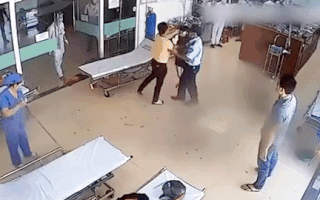 Video: Bị nhắc đeo khẩu trang, bệnh nhân đánh vào mặt bác sĩ ở Quảng Nam