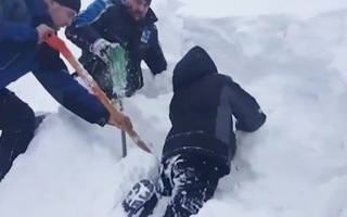 Video: Giải cứu cậu bé bị tuyết vùi lấp ở Nga