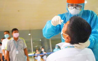 Video: Chỉ trong một đêm, lấy mẫu xét nghiệm 1.000 nhân viên sân bay Tân Sơn Nhất