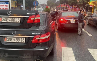 Video: Đang xác minh vụ 2 ôtô cùng biển số ‘chạm mặt’ trên phố ở Hà Nội