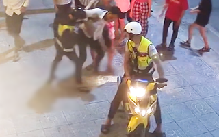 Video: Hành vi gây phẫn nộ cực độ, nam thanh niên bị chém gục trong đêm