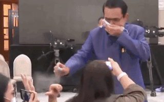 Video: Bị chất vấn, thủ tướng Thái Lan xịt cồn sát khuẩn vào phóng viên