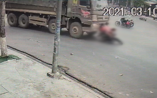 Video: Ớn lạnh cảnh xe ben cuốn 3 người, 1 bé thoát chết chạy vào lề đường, 1 bé tử vong