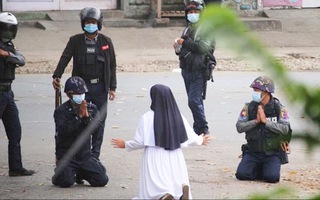 Video: Nữ tu quỳ gối xin cảnh sát Myanmar tha mạng cho người biểu tình