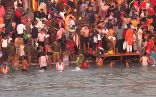 Video: Khoảng 2,5 triệu người ngâm mình ở sông Hằng tẩy rửa tội lỗi