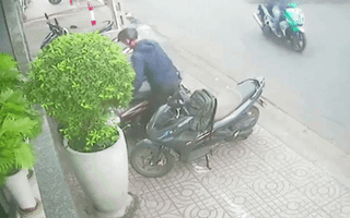 Video: Giật balô trắng trợn giữa phố Sài Gòn, thanh niên thất thần chạy theo tên cướp