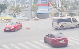 Video: Không thắt dây an toàn, bé gái văng khỏi ôtô sau va chạm giao thông