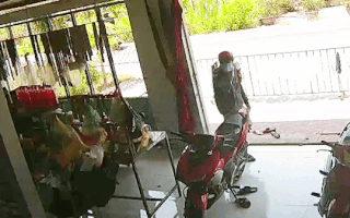 Video: Canh lúc chủ tiệm ngủ trưa, kẻ gian vào nhà dắt trộm xe máy