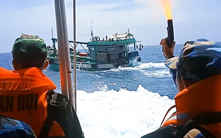 Video: Biên phòng nổ súng truy đuổi tàu nghi chở dầu 'lậu' trên vùng biển Côn Đảo