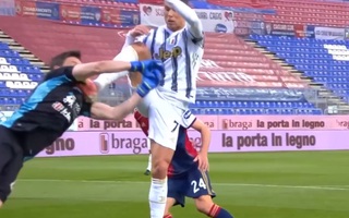 Video: Pha giơ chân của Ronaldo khiến thủ môn đội bạn chảy máu miệng
