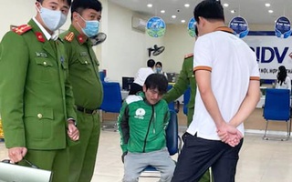 Video: Mặc đồng phục Grab, cầm 'súng, mìn' xông vào cướp ngân hàng BIDV