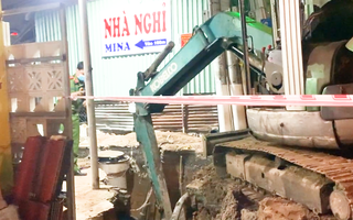 Video: Đào đường ống nước, 2 công nhân rơi xuống hố, 1 người tử vong