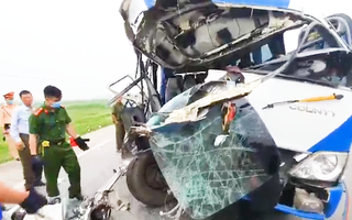 Video: Xe chở đoàn đi lễ chùa đâm xe đầu kéo, 1 người chết, hơn 20 người nhập viện