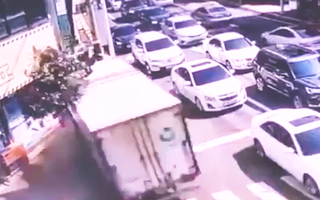 Video: Xe tải chạy tốc độ 'bàn thờ', vỡ nát khi lao vào cửa hàng