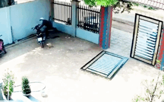 Video: 2 đối tượng phá cổng sắt trộm xe máy, tấn công chủ nhà khi bị phát hiện