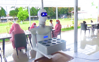 Video: Nhóm sinh viên nữ chế tạo robot phục vụ trong căng-tin trường đại học