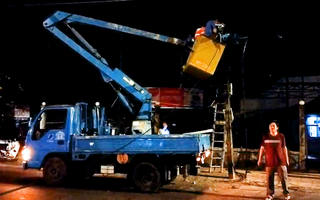 Video: Xe container kéo đứt cáp mạng, thông tin tê liệt nhiều giờ ở Sa Đéc
