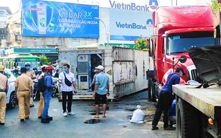 Video: Xe container lật ngay vòng xoay Lý Thái Tổ, giao thông ùn tắc kéo dài