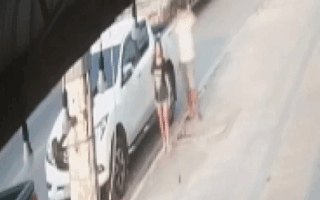 Video: Lọt xuống cống khi vừa bước ra khỏi xe bán tải