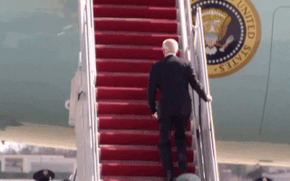 Video: Tổng thống Mỹ Biden 3 lần ngã trên cầu thang Không lực một