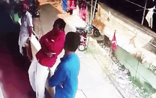 Video: Nhanh tay chụp lấy 2 chân, cứu người đàn ông khỏi lao đầu xuống đất