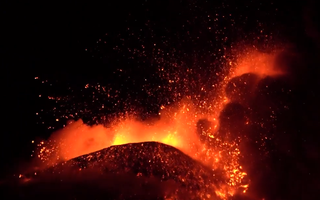 Video: Núi lửa phun trào đỏ rực góc trời, sân bay quốc tế ở Iceland phải đóng cửa