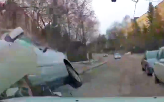 Video: Ô tô lao nhanh từ trên sườn dốc gây tai nạn, lật chổng 4 bánh lên trời