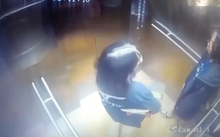 Video: Hình ảnh 2 cô gái trước khi rơi từ lầu cao chung cư ở quận 12 tử vong