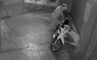 Video: Thanh niên 'xỉn quắc cần câu' ngủ trước nhà, trộm cuỗm cả điện thoại và xe máy
