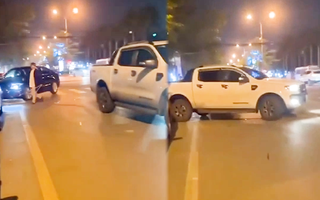 Video: 2 tài xế rút kiếm đuổi nhau sau va chạm giao thông