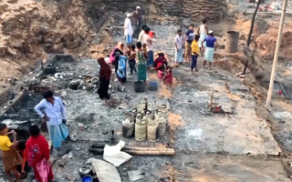 Video: Khung cảnh tan hoang sau vụ cháy trại tị nạn, làm hàng trăm người mất tích